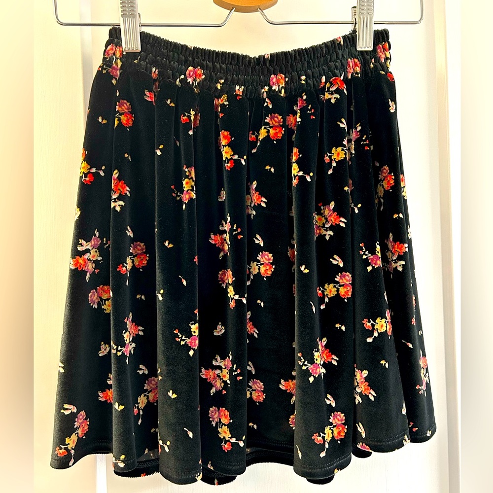 Ecote Urban Outfitters vintage floral balck velvet skirt